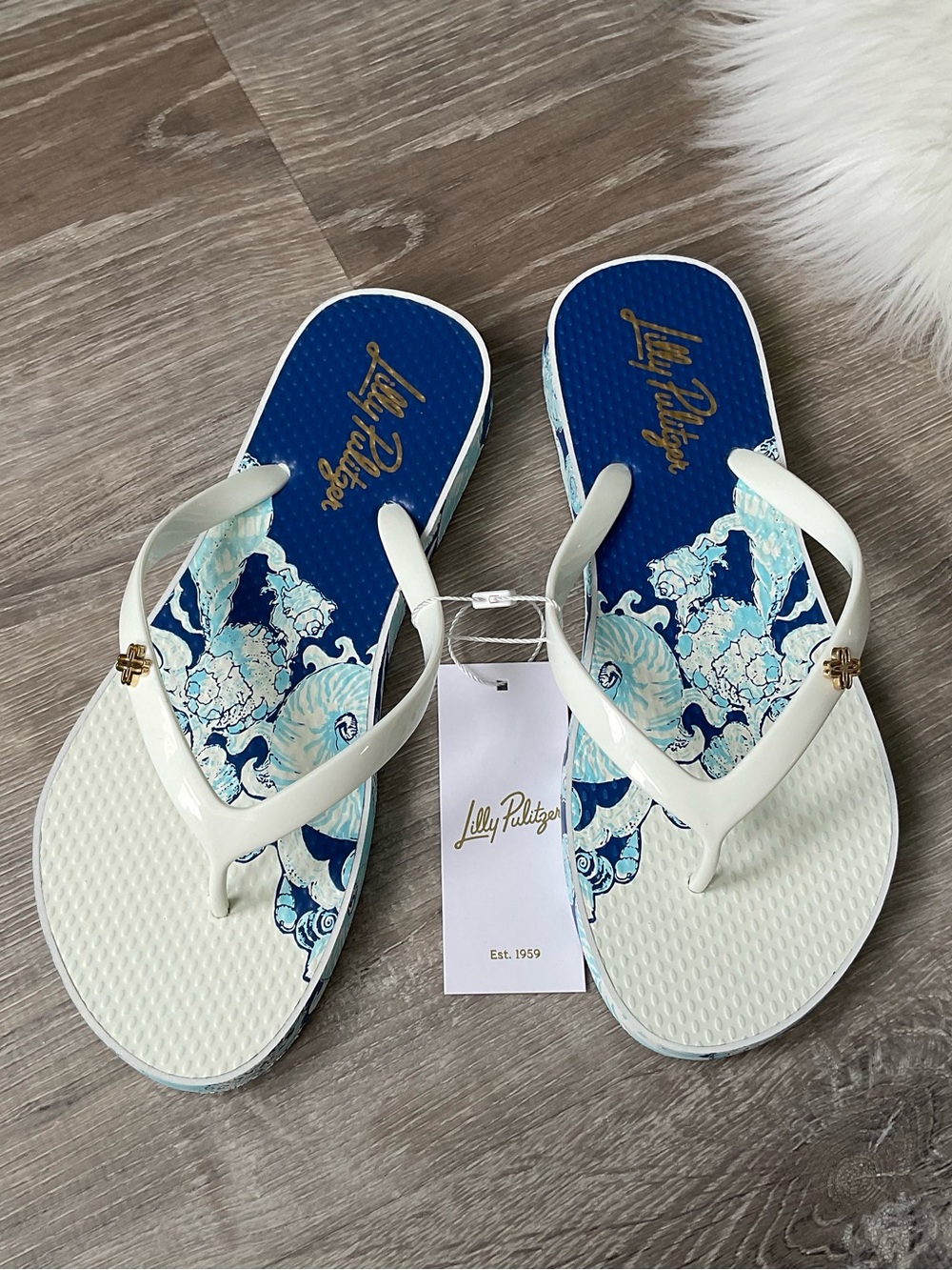💙🤍 LILLY PULITZER Pool Flip Flop Resort White Shell Shine 7/8
